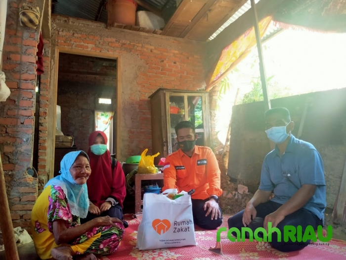 Rumah Zakat salurkan 20 paket bantuan untuk warga di Lembah Damai Kecamatan Rumbai Pesisir